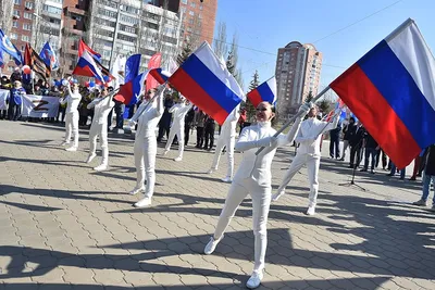 Десятки тысяч омичей встали в «Бессмертный полк» с фотографиями отцов,  дедов и прадедов — СуперОмск