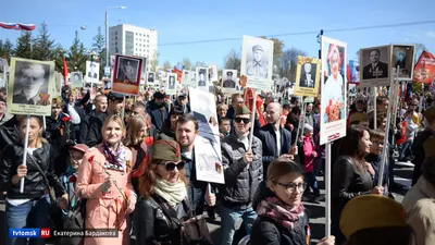 Тысячи людей в Томске встали в Бессмертный полк с портретами родных -  vtomske.ru
