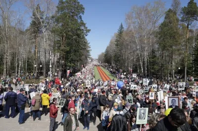 Томск 2012, самый первый Полк | В 2012 году в Томске прошло первое  построение Бессмертного полка. Тогда с портретами своих ветеранов пришли  около шести тысяч человек. Такой массовости... | By Бессмертный полк |  Facebook