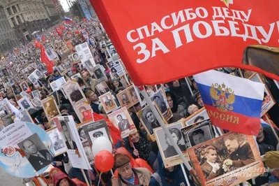 Тысячи людей в Томске встали в Бессмертный полк с портретами родных -  vtomske.ru