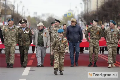 По центру Твери прошли 35 тысяч солдат «Бессмертного полка» | Твериград