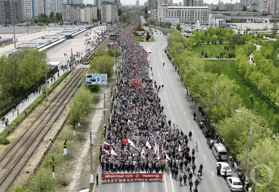 9 мая 2022 года в Волгограде тысячи участников \"Бессмертного полка\" взошли  на Мамаев курган