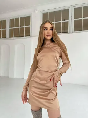 Бежевое платье с глубоким декольте