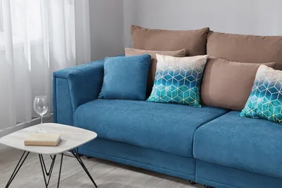 Бирюзовый диван в интерьере – фото, идеи оформления, особенности дизайна  комнат с бирюзовым диваном