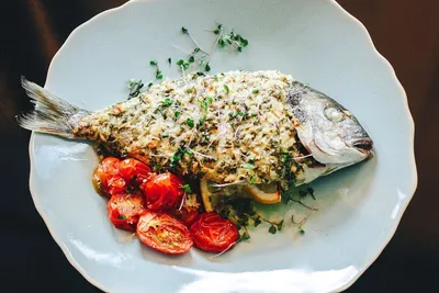 Как запечь красную рыбу с овощами в духовке – рецепт | FoodOboz