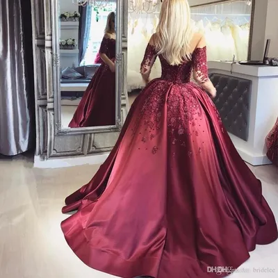 Бордовое платье на фото в ретро стиле