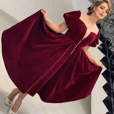 Изображение бордового платья на девушке