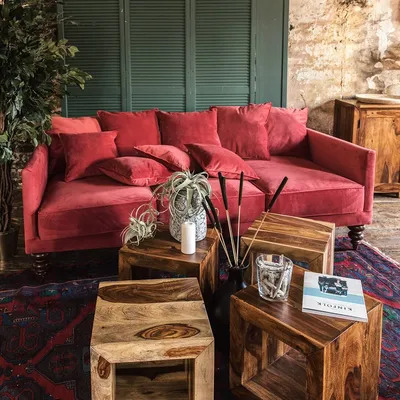 Бордовый диван в интерьере фото фотографии