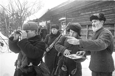 Брянская Губерния | В брянском мемориальном комплексе «Партизанская поляна»  открылась выставка «Партизаны-учителя»