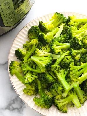 Creamy Broccoli Mac and Cheese - Damn Delicious