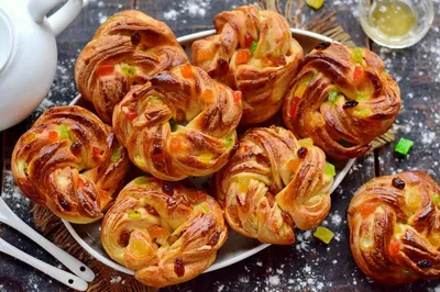 Булочки Коломенское пшеничные с кунжутом 180 г – купить в Москве, цены в  интернет-магазинах на Мегамаркет