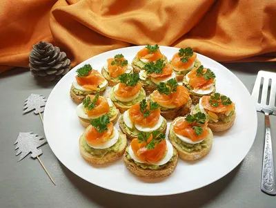 Тарталетки с красной рыбой и творожным сыром на новогодний стол: рецепт  пошаговый с фото и видео | Меню недели