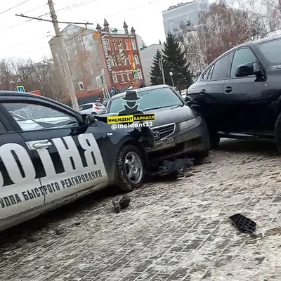 В центре Барнаула на перекрестке столкнулись четыре иномарки - Толк  22.11.2022