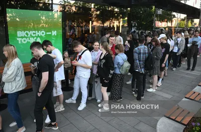 Москва, Россия 04262020 : При заказе автомобиля на улице блюда в ресторане  быстрого питания McDonalds. Ограничения во время Редакционное Фотография -  изображение насчитывающей часы, замаскировано: 180720887