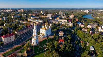 В Брянске в ДТП два автомобиля снесли стелу «Чашин Курган» | Брянские  новости