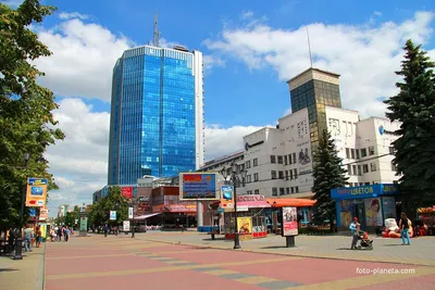 Здания \"Челябинск-Сити\" и \"Главпочтамт\" , г. Челябинск , ул. Кирова  (пешеходная зона). | Фотопланета