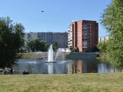 Впервые в Ленинском: в новом сквере Челябинска включили пешеходный фонтан