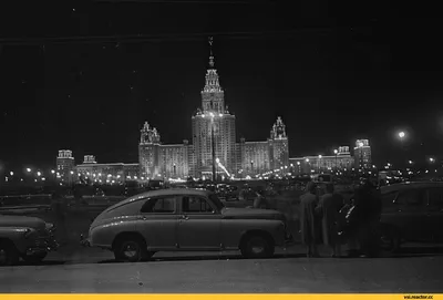 Черно-белое фото молодой пары на входе в парк Горького в Москве