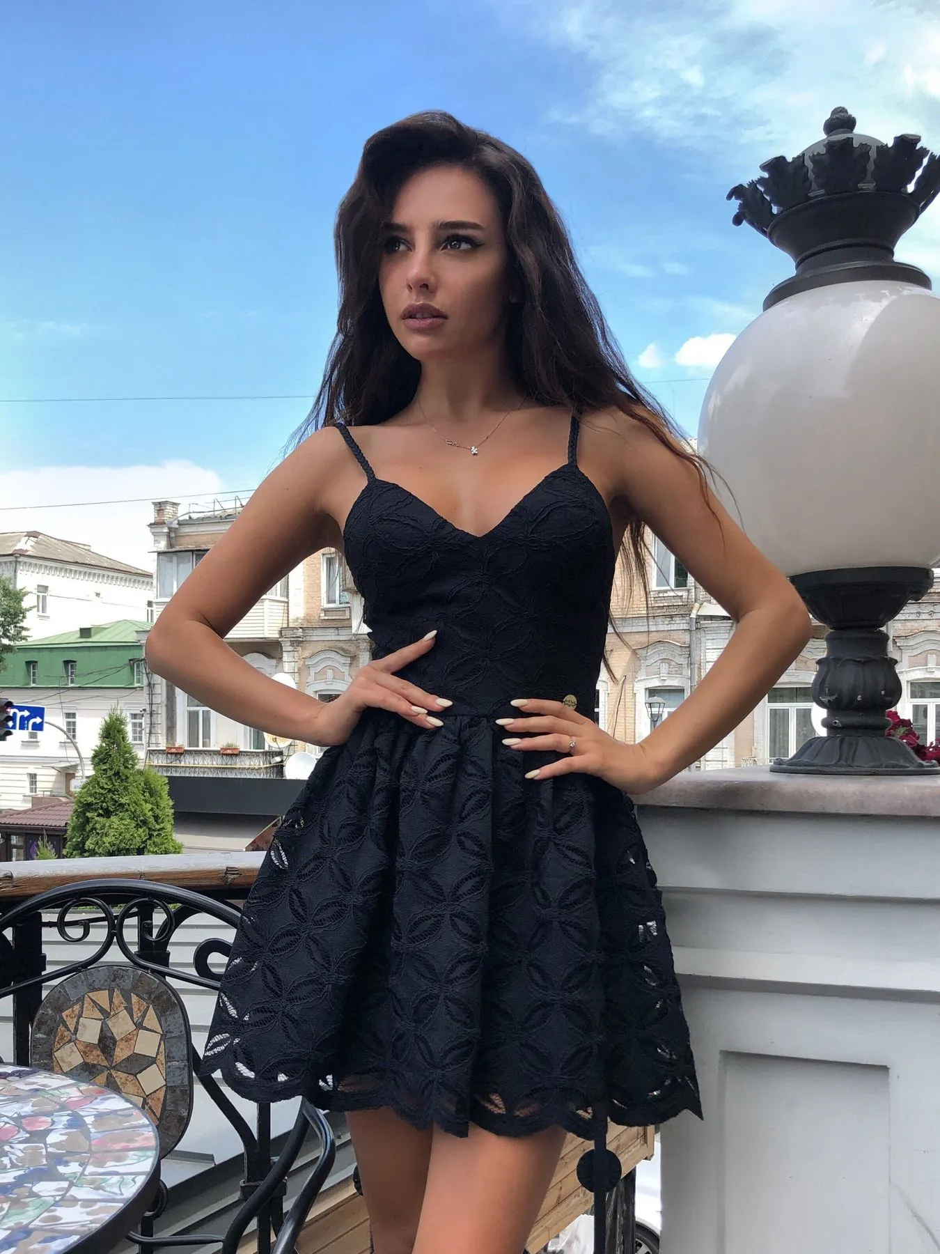 Изображение черного гипюрового платья: качественная фотография для сайта-визитки Изображение черного гипюрового платья: качественная фотография для сайта-визитки