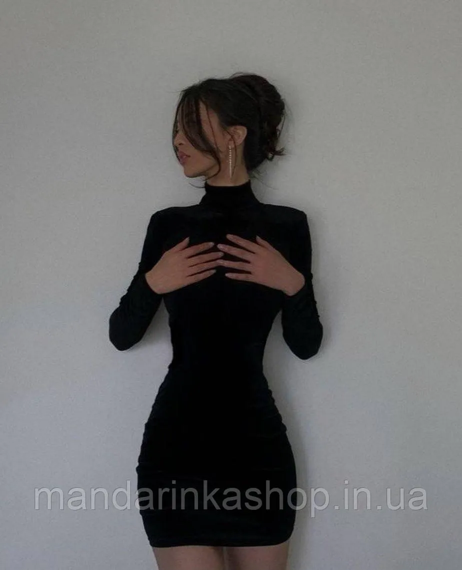Классическое черное платье мини на фото Классическое черное платье мини на фото
