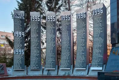 На мемориале «Черный тюльпан» в Екатеринбурге станцевали школьницы |  30.07.2021 | Екатеринбург - БезФормата