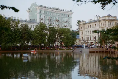 E Чистые пруды Chistye Prudy в солнечном дне в июне в Москве Редакционное  Стоковое Изображение - изображение насчитывающей зеленый, напольно:  153609419