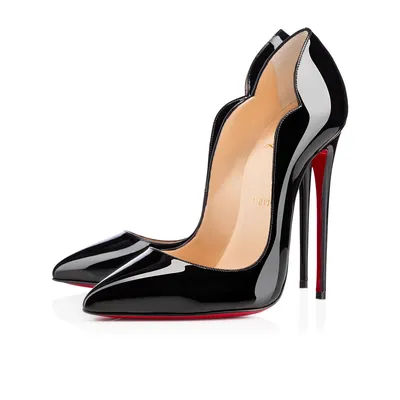 Фотография Christian Louboutin туфлей на белом фоне