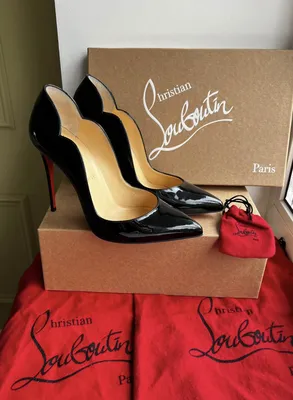 Фото Christian Louboutin туфлей с узким носком