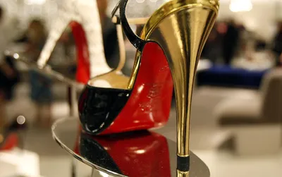 Фото Christian Louboutin туфлей с перфорацией