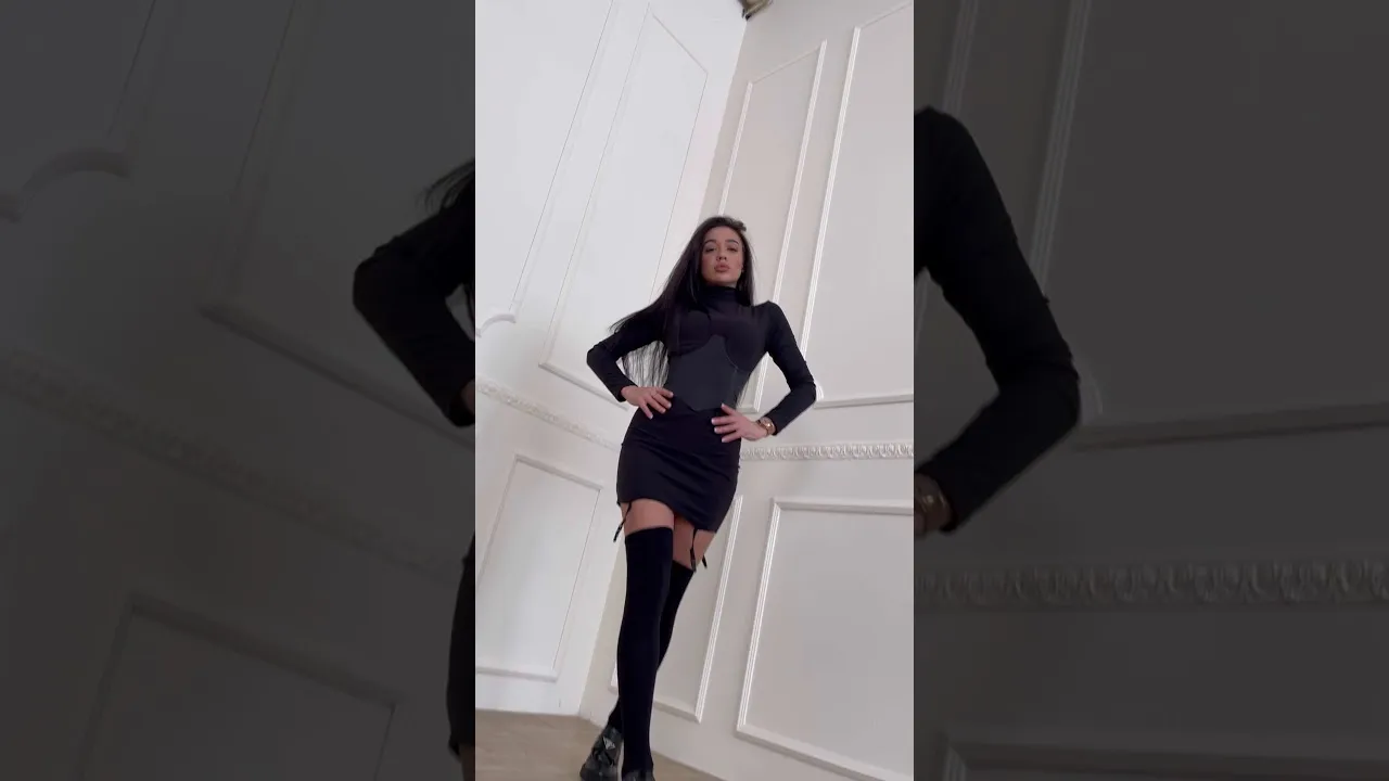 Фотография чулок под платье на белом фоне Фотография чулок под платье на белом фоне