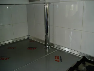 Газовая труба в интерьере кухни - 27 фото
