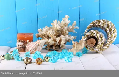 Декор из ракушек на деревянный стол на синем фоне деревянные :: Стоковая  фотография :: Pixel-Shot Studio