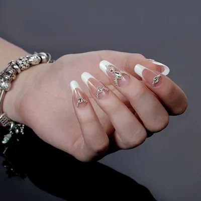 Manicure designs - Дизайн ногтей стразами Шикарный маникюр для особенных  мероприятий, а также любая другая вечеринка не могут обойтись без  праздничного образа с роскошным дизайном ногтей. | Facebook