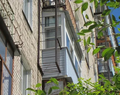 Лестница на балконе – проблемы проектирования и 5 вариантов эффектных и  недорогих решений - Дневники ремонта obustroeno.club