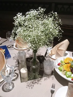 По прилету в ресторане на столе. Стильный декор стола с цветы в вазе и  свече Стоковое Изображение - изображение насчитывающей сварено, кухня:  170819287