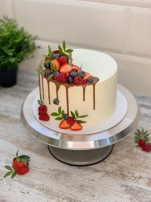 Украшение торта клубникой, малиной и шоколадными подтеками | Bolo de  gatinho, Bolo decorado com frutas, Bolos decorados simples