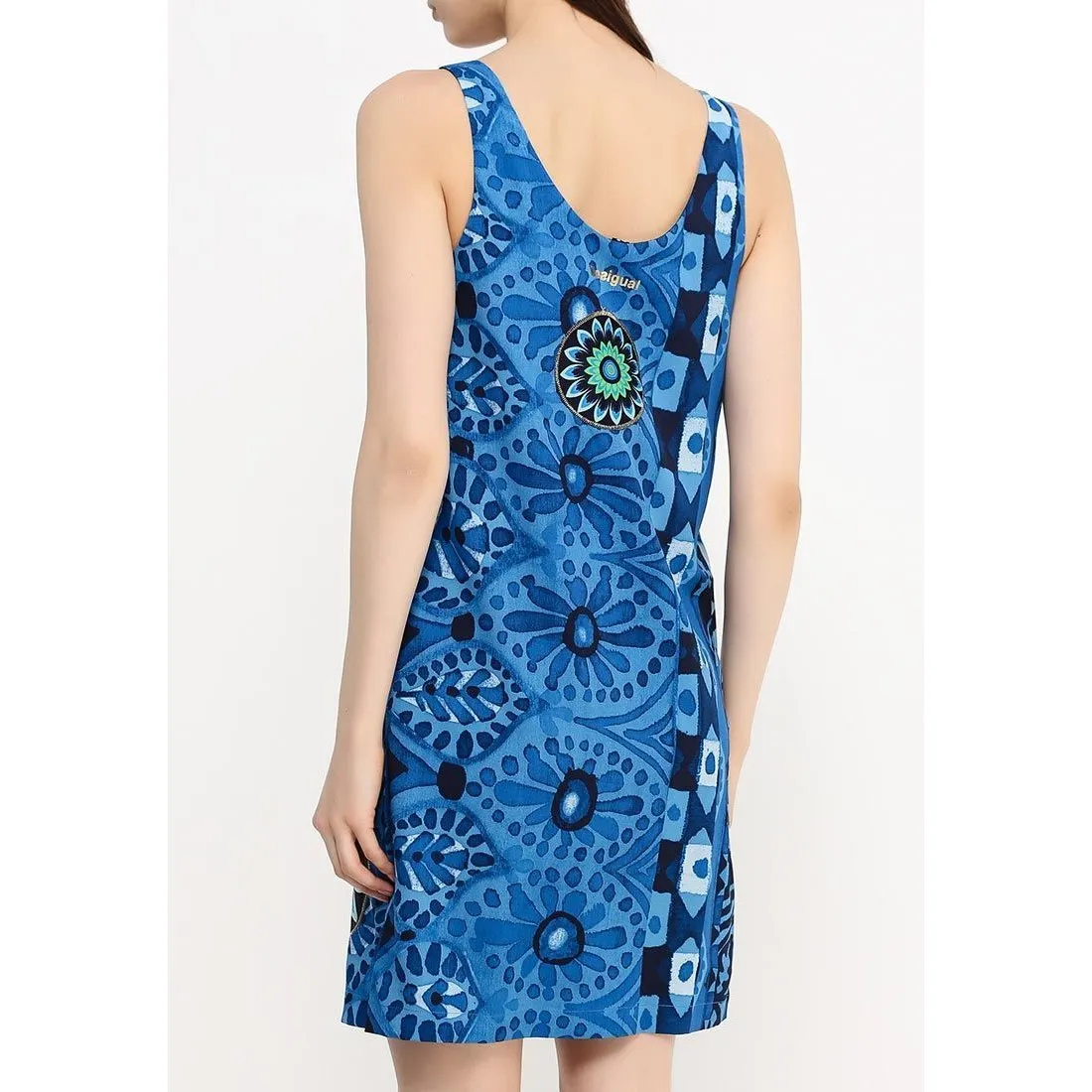Desigual платья на черном фоне: фото Desigual платья на черном фоне: фото