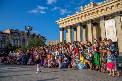 Девушки в длинных платьях: фото с различными аксессуарами