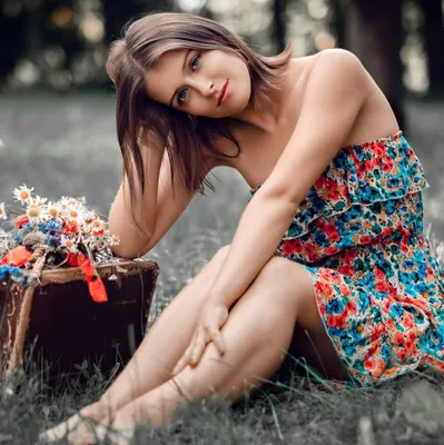 Фото девушек в красивых платьях: красота в каждом кадре