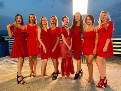 Фото девушек в красных платьях: притягательность и очарование