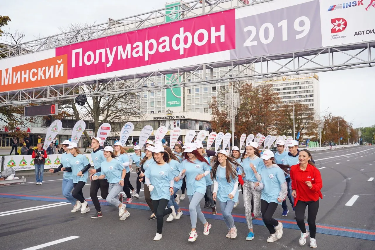 Фото девушек в красных платьях: превосходство и очарование Фото девушек в красных платьях: превосходство и очарование