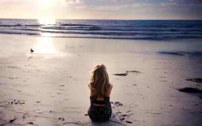 девушка босяком стоит на берегу моря и смотрит вдаль . barefoot girl  standing on the beach and looks into the distance Stock Photo | Adobe Stock