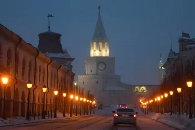 Красивые девушки от собора Казани и зацветая сиреней дальше Стоковое Фото -  изображение насчитывающей пурпурово, листво: 103189960