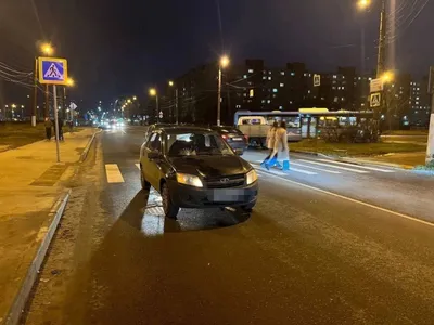 Девушка с положением рюкзака около красивой двери Стоковое Фото -  изображение насчитывающей природа, женщина: 152334766