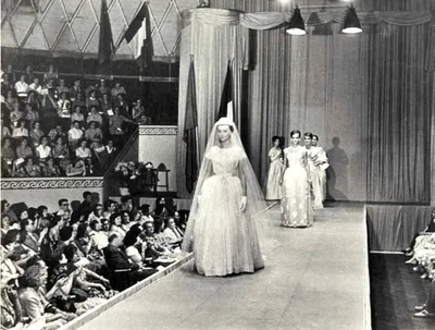 Christian Dior Models in Soviet Moscow, 1959 | Fashion, Retro fashion,  Vintage style dresses