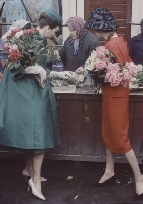 Moscow, Soviet Union (1959). Yves Saint Laurent for Dior, the USSR had  recently allowed foreign designers to sell clothes there so Dior did a  street fashion show. : r/OldSchoolCool