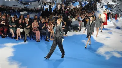 Dior в Москве: зеркальный куб и платья нью-лук на Красной площади - РИА  Новости, 18.09.2013