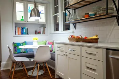 У окна, возле стола и еще 3 удобных варианта размещения дивана в маленькой  кухне-гостиной - Дом Mail.ru