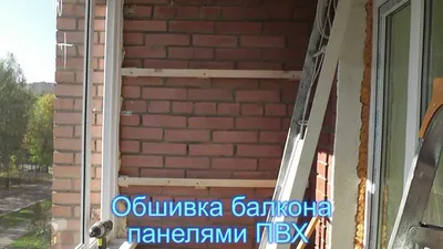 Стильный дизайн балкона из вагонки на фото