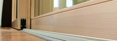 Фотография деревянной веранды, которая создает атмосферу уюта и расслабления